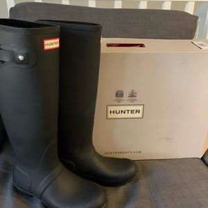 Brand new Black Matte Hunter Boots size 8